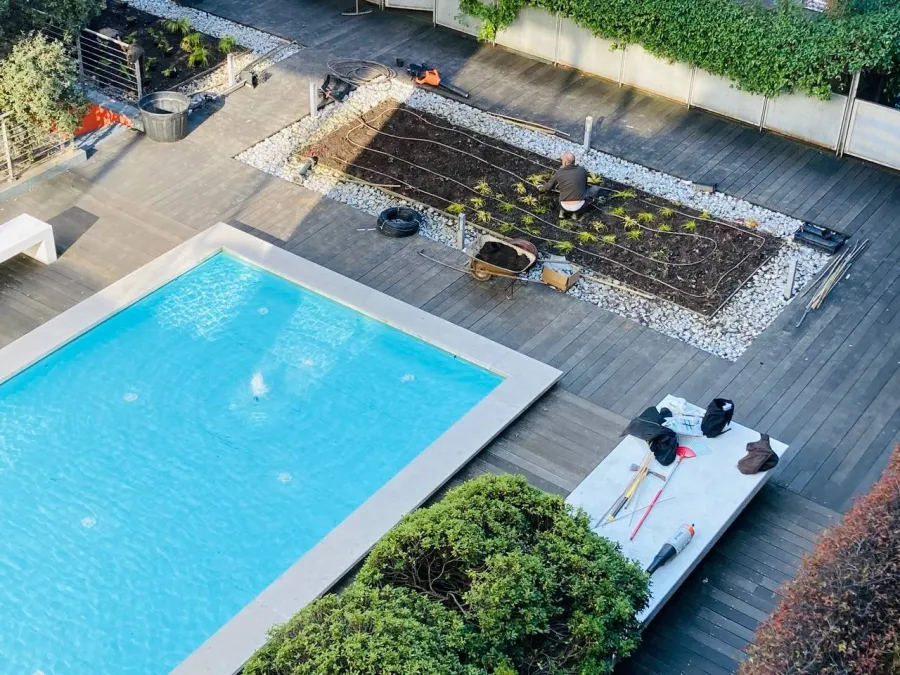piscina e aiuole