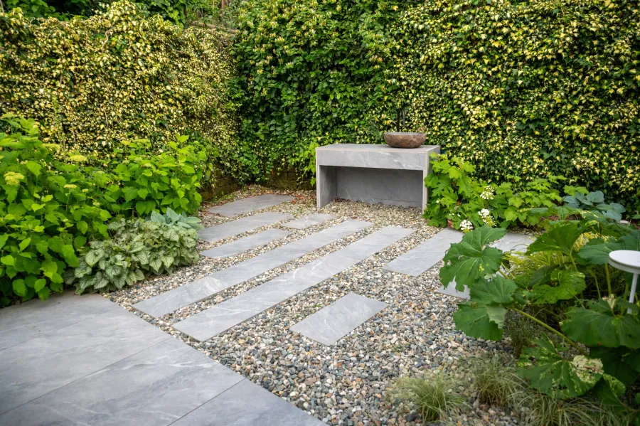 Zona BBQ con lavandino in pietra su basamento su misura in gres