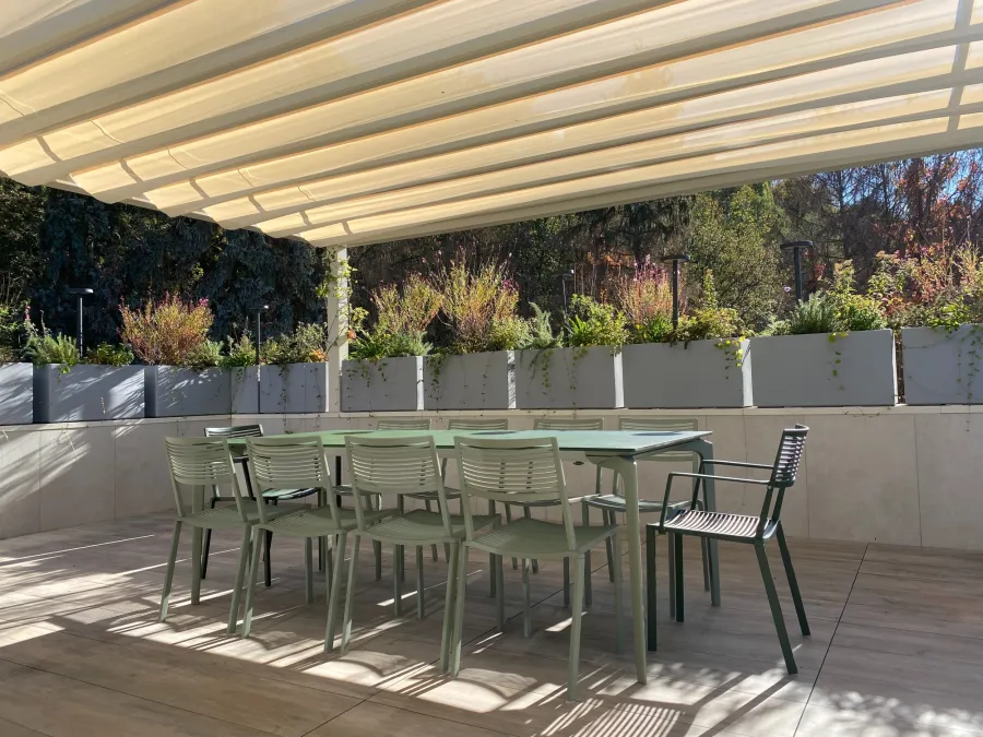 arredo zona pranzo all'esterno con vasi e piante