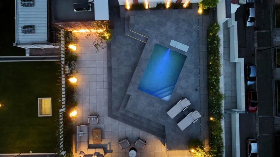 una piscina sul tetto